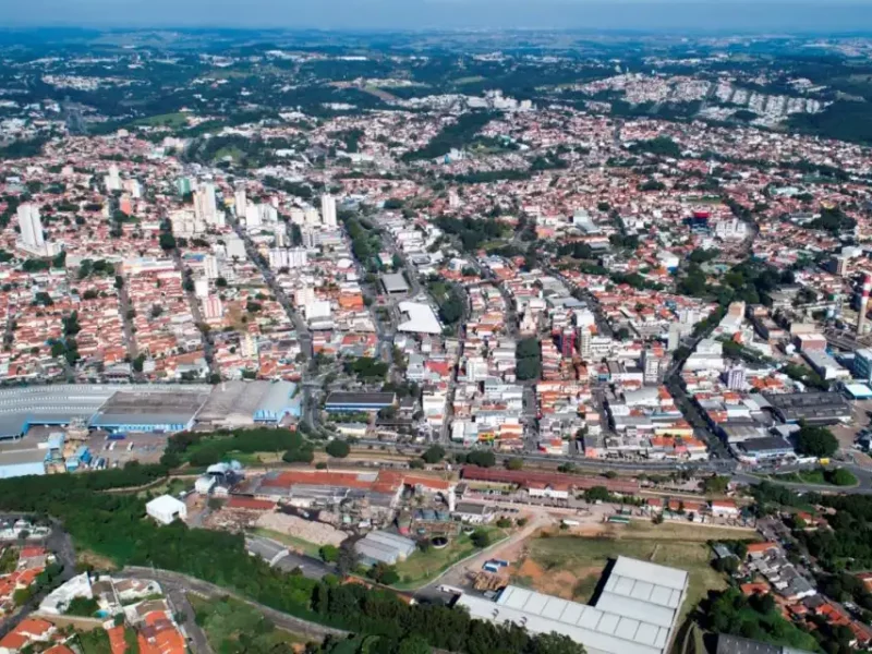 Vista aérea de Valinhos, cidade com 130 mil habitantes, localizada a 90 km ao noroeste de São Paulo; Plano Diretor; Planejamento urbano