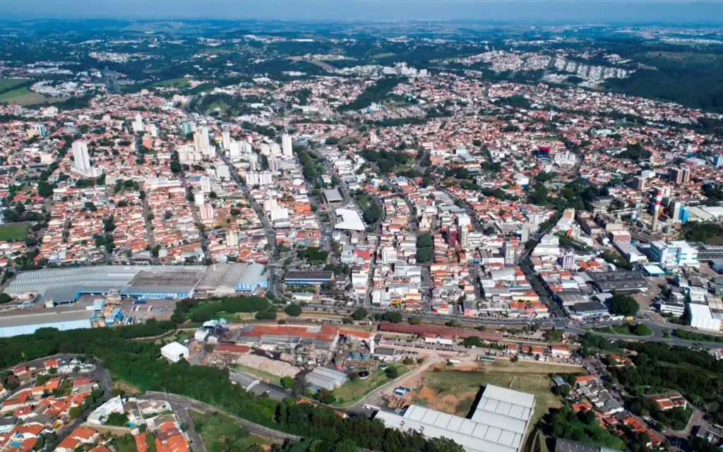 Vista aérea de Valinhos, cidade com 130 mil habitantes, localizada a 90 km ao noroeste de São Paulo; Plano Diretor; Planejamento urbano